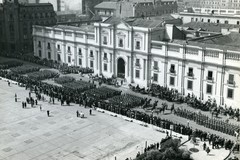 Desfile militar en el Palacio de la Moneda