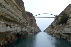 Le pont de chemin de fer dans le canal de Corinthe