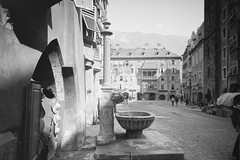 Innsbruck. Herzog-Friedrich-Straße. Brunnen vor Trautsonhaus