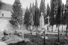 Montjoyer. Moines priant dans le cimetière de l'abbaye d'Aiguebelle