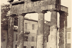 Η πύλη της Αρχηγέτιδος Αθηνάς στη δυτική πλευρά της Ρωμαϊκής Αγοράς