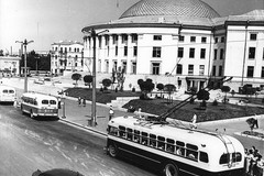 Зупинка тролейбусів на площі Перемоги біля цирку