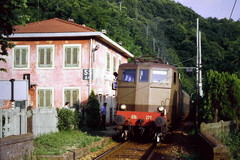 Locomotiva elettrica sosta nella fermata di San Mommè sulla ferrovia Porrettana