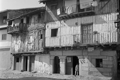 Casas en la alberca con estructura en madera y piedra y balconadas en La Alberca