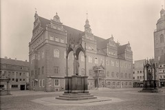 Wittenberg. Rathaus mit Martin Luther Denkmal und Philipp Melanchthon Denkmal