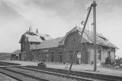 Het door oorlogshandelingen beschadigde N. S. -station Oosterbeek Laag