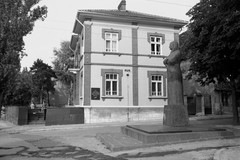 Улица „Баба Тонка“ 38 (къща музей на Никола Обретенов) и паметник „Баба Тонка“