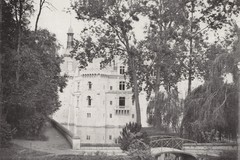Château de la Mothe-Chandeniers, côté droit par-delà douve et allée