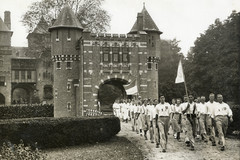 Een groep deelnemers aan de jaarlijkse wandeltocht in het park van kasteel De Haar