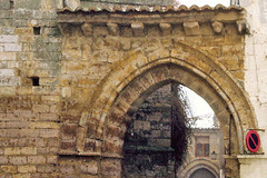 Carrión de los Condes, Arco de la iglesia de Santiago