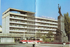 Monument pentru membrii Komsomol și „turistul” hotelului