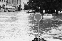 Velké Meziříčí. Po povodni 25.5.1985. Náměstí. U kašny se sochou sv. Floriána