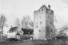 Kasteel Lunenburg in Langbroek. Overzicht, met rechts de gereconstrueerde middeleeuwse woontoren