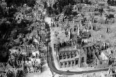 Vue aérienne de la ville de Vire après les bombardements