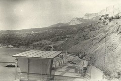 Вид на приморський кафе та гора Ах-Петрі