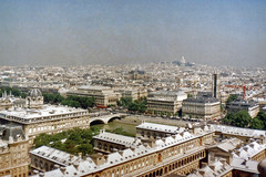Vue de la cathédrale Notre-Dame de Paris vers la basilique du Sacré-Coeur à Montmartre