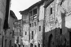 Casas de mampostería y estructuras y balcones de de madera en Frías