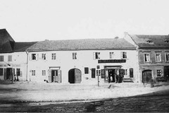 Bítešské náměstí č. p. 16. Sklad mouky z parního mlýna v Rosicích, obchod s cukrem a kávou