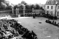 Des prisonniers de guerre allemands dans la cour de l'évêché à Sées