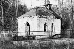 Kaceřov, kaple v zámeckém parku, chátrající kaple