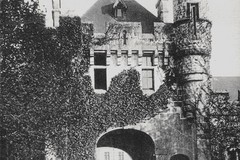 Porte d'entrée du château de Riz-Chauveron