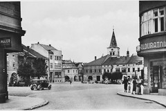 Valašské Meziřičí. Trh v rohu náměstí