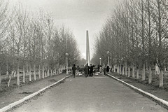 Ленинск (Байқоңыр). Жауынгер паркі. 1960 жылы 24 қазанда қайтыс болғандарға обелиск
