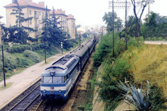 Un long train en provenance de Marseille entre en gare - BB67018