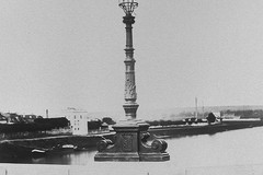 Pont de Mantes sur la Seine. Candelabre en pilastre