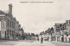 Picquigny. L'Hôtel de Ville et la Place du Marché
