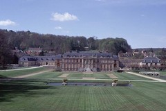 Château de Dampierre - Ensemble des bâtiments et façade principale sur parc