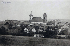 Pohled na Český Brod s kostelem a zvonicí