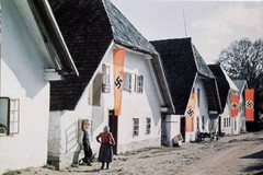 Strážný. Německé vlajky na domech při zabrání Sudet