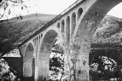 Vue d'ensemble rapprochée du viaduc ferroviaire du Gros-Vallon