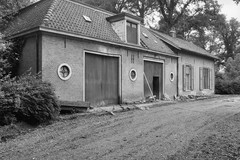 Landgoed Matanze in Terwolde. Overzicht koetshuis met rechts ervan een dienstwoning