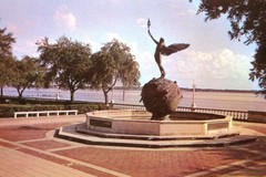 Jacksonville. Memorial Park & St John's River Statue