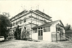 Eichenbekämpfung, Schule während seiner ersten Restaurierung