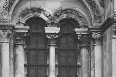 Trie-Château. Église Sainte-Madeleine - façade ouest: fenêtre géminée côté gauche
