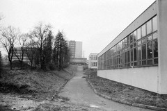 Česká Lípa, vpravo novostavba školy na místě hrobů