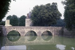 Château de Sully-sur-Loire. Pont sur douves et tour isolée