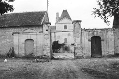 Château de Chargé : Porte d’accès est, vue générale