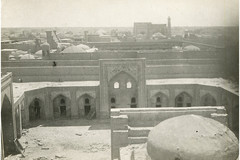 Muhammad Rahimxon II madrasasining peshtoqidan Ichan-qal'aning sharqiy qismining ko'rinishi