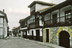 Escalante, Una calle con casas típicas
