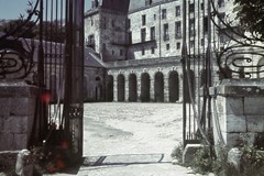 Château de La Roche-Guyon : grille d’accès est, vue générale