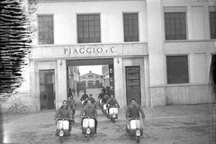 Operai della Piaggio davanti all'ingresso dello stabilimento a Pontedera