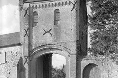 Porte du prieuré Saint-Gabriel à Saint-Gabriel-Brécy