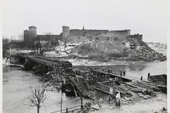Restoring the Germans destroyed the bridge over the Narva