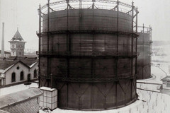 Gaswerk der Stadt Zürich. Gasbehälter I und II, links Kraftzentrale und Reservoirturm