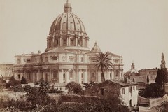 Vista della Basilica di San Pietro dal giardino. Veduta della Basilica di San Pietro dal giardino