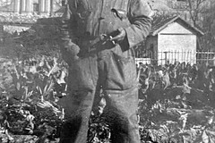 Un soldado republicano de aviación frente al Monasterio de Los Jerónimos
